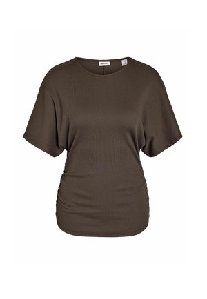 Sötétbarna rövid ujjú bordázott kötött felső kerek nyakkivágással és oldalsó ráncolt részlettel, fehér háttér előtt.
