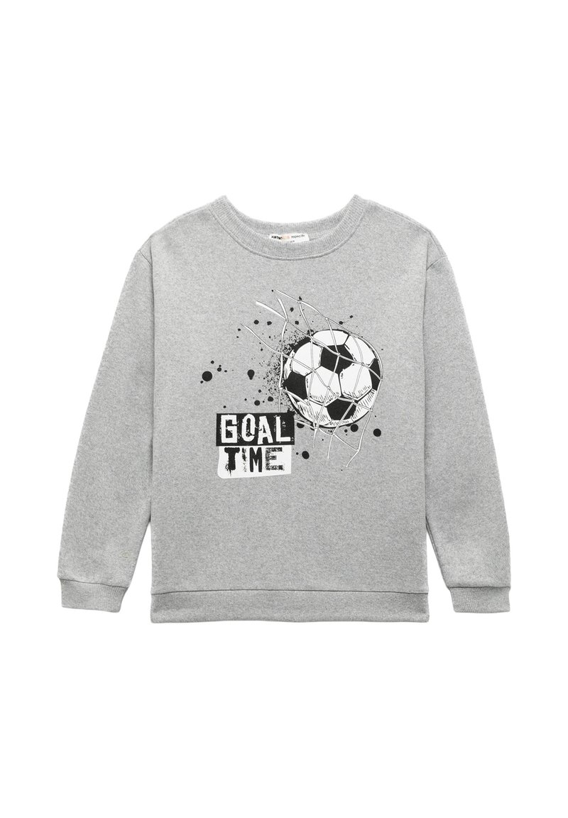 Grå sweatshirt med et grafisk motiv af en fodbold med sprøjt- og linjemønstre. Teksten siger "GOAL TIME" med fede sorte bogstaver.