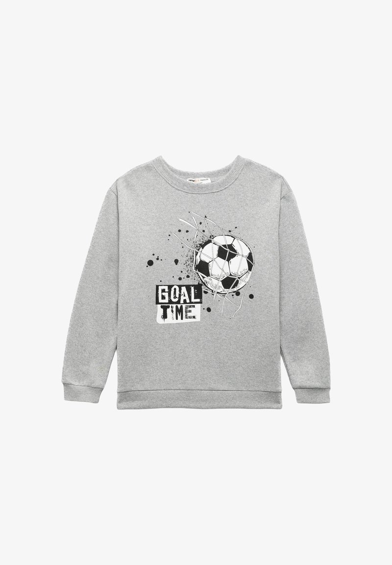 Grå sweatshirt med et grafisk motiv af en fodbold med sprøjt- og linjemønstre. Teksten siger "GOAL TIME" med fede sorte bogstaver.