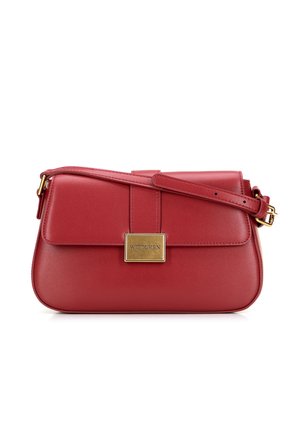 Rode leren handtas met een gestructureerde vorm, gouden accenten en een voorklep. Beschikt over een verstelbare strap voor veelzijdigheid.