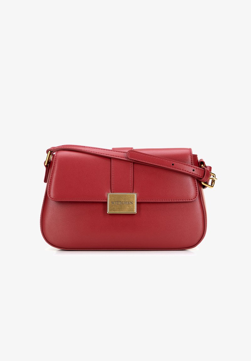 Borsa a mano in pelle rossa con forma strutturata, hardware dorato e patta frontale. Presenta una tracolla regolabile per versatilità.