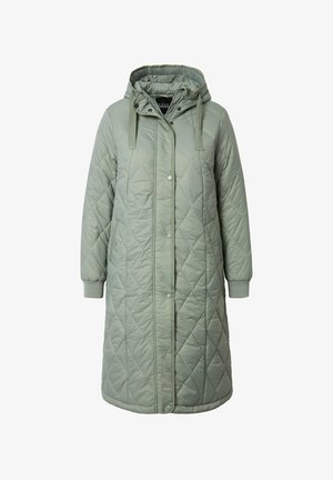 Cappotto lungo trapuntato di colore verde chiaro con cappuccio. Presenta bottoni a pressione, due tasche laterali e polsini a costine. Tessuto morbido e texturizzato.