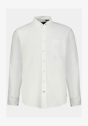 Weißes langärmliges Hemd aus leichtem Stoff, mit einer Knopfleiste, einem Stehkragen und einer einzelnen Brusttasche.
