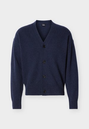 Cardigan en tricot bleu marine avec col en V, manches longues, poignets et ourlet côtelés, et quatre boutons noirs à l'avant.