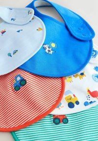 Set med fyra babyhaklappar. Innehåller blå, randiga och mönstrade designer med motiv av fordon och djur. Knäppningar med tryckknappar ingår.