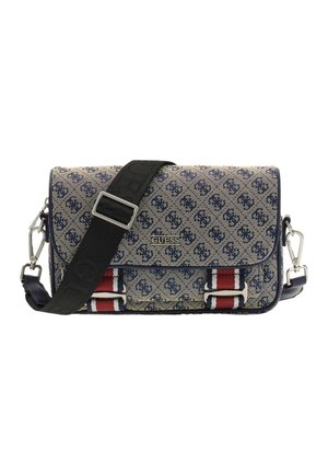 Sac bandoulière rectangulaire Guess avec motif monogramme beige et bleu marine, bandoulière noire réglable, et accents rayés rouge, blanc et bleu.