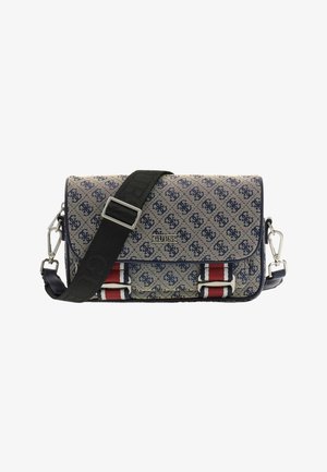 Sac bandoulière rectangulaire Guess avec motif monogramme beige et bleu marine, bandoulière noire réglable, et accents rayés rouge, blanc et bleu.