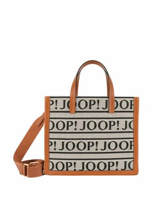Sac fourre-tout en cuir tan ornée d'une tissage à motif avec le texte noir "JOOP!". Deux poignées supérieures et une bandoulière amovible incluse.