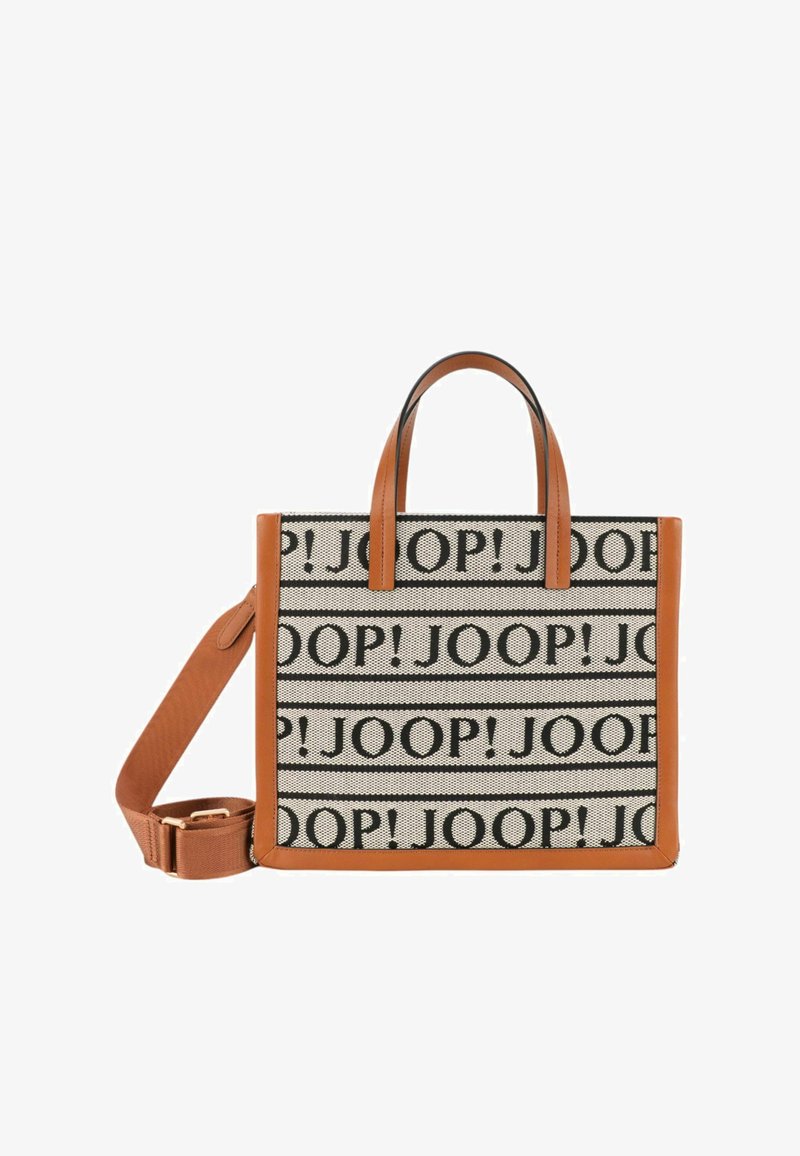 Bolso tote de cuero color tostado con un tejido estampado y texto negro "JOOP!". Incluye dos asas superiores y una correa de hombro desmontable.