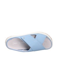Sandalia de cuero azul claro con tiras cruzadas, superficie texturizada y suela blanca. La plantilla es de un gris claro con un estampado de logo.