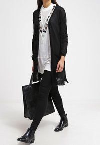 Kaffe Chaqueta de punto - black