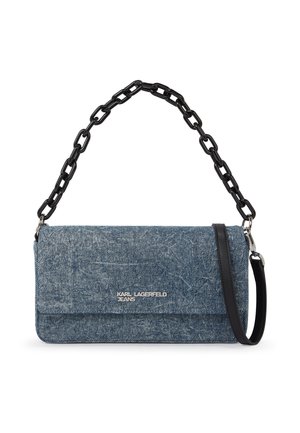 Jeans-Clutch mit schwarzem, klobigem Kettengriff, zusätzlichem dünnem schwarzem Riemen und silbernem Karl Lagerfeld Jeans Logo auf der Klappe vorne.