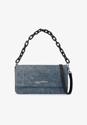 Bolso de mano de mezclilla con asa de cadena gruesa negra, correa delgada adicional negra y el logo plateado de Karl Lagerfeld Jeans en la solapa frontal.