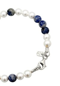 Pärlarmband med växelvis vita pärlor och blå sodalitstenar, med ett silverlås och en liten tagg märkt "925".
