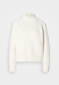 Biały prążkowany sweter typu golf z luźnym krojem, posiadający długie rękawy i skrócony dół, wykonany z miękkiego, teksturowanego materiału dzianinowego.