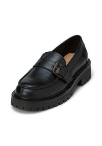 Czarne skórzane mokasyny z okrągłym noskiem, ozdobione dekoracyjną klamrą i masywną gumową podeszwą z teksturowanym bieżnikiem.