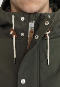 REVOLUTION Chaqueta de invierno - olive