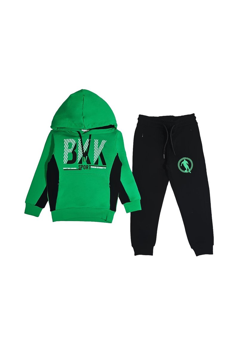 Felpa verde con testo "BXK Sport" e accenti laterali neri abbinata a pantaloni jogger neri con una grafica di un calciatore verde.