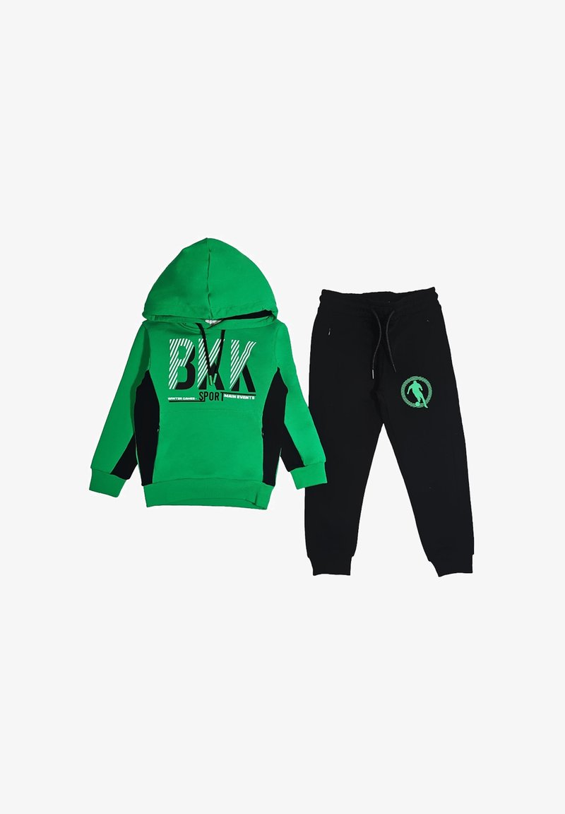Felpa verde con testo "BXK Sport" e accenti laterali neri abbinata a pantaloni jogger neri con una grafica di un calciatore verde.