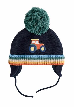 Caciulă tricotată de culoare albastră cu un pompon verde, având un design cu un tractor roșu și o bandă multicolorată cu dungi la baza ei. Are șnururi pentru o ajustare sigură.