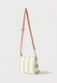 Μικρή ορθογώνια τσάντα χιαστί με κάθετες πράσινες και λευκές ρίγες και ρυθμιζόμενο ροζ υφασμάτινο λουράκι σε λευκό φόντο.