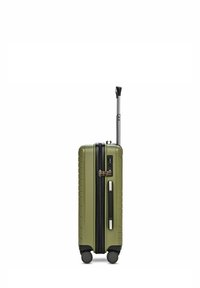 Maleta de poliéster color verde oliva con cuatro ruedas, un mango telescópico extensible, un asa lateral y un candado de combinación incorporado.