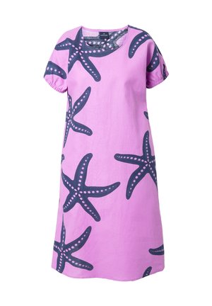 Vestido de algodón rosa con mangas cortas, presenta patrones de estrellas de mar en color marino y un escote redondeado. Corte holgado y relajado.