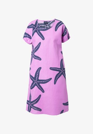 Abito di cotone rosa con maniche corte, caratterizzato da motivi di stelle marine navy e un colletto arrotondato. Taglio morbido e rilassato.