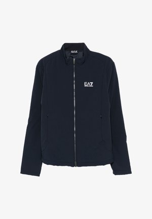 Giacca zip-up blu navy realizzata in un tessuto morbido. Presenta un colletto alto, due tasche laterali e un piccolo logo bianco sul lato sinistro del petto.