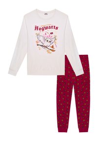 Camiseta blanca de manga larga con un búho volando que lleva una carta y el texto "Hogwarts", combinada con pantalones rojos que tienen un patrón de símbolos de Harry Potter.