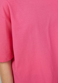 Korte mouwen t-shirt in felroze katoen, met een soepele textuur en een relaxed fit. Geen zichtbare patronen of hardware details.