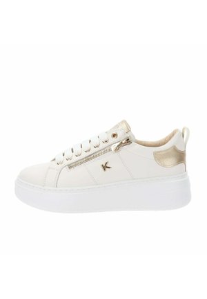 Sneaker bianco con tomaia in pelle liscia, dettagli dorati, una cerniera laterale e una suola bianca spessa. Presenta un logo su un lato e un tab sul tallone.