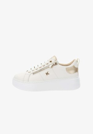 Sneaker bianco con tomaia in pelle liscia, dettagli dorati, una cerniera laterale e una suola bianca spessa. Presenta un logo su un lato e un tab sul tallone.