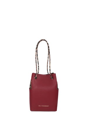 Bolso tipo cubo de cuero rojo con asas de cordón con estampado de leopardo y paneles laterales, nombre de la marca Lola Casademunt en letras doradas en la parte frontal.