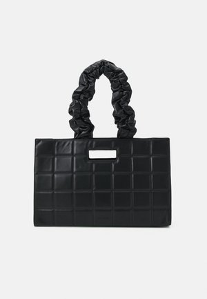 Sac à main noir doté d'une texture matelassée, de forme rectangulaire et de poignées froncées. Comprend une petite découpe pour une prise en main facile.