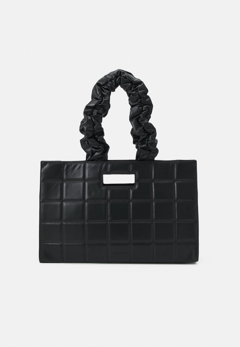 Borsa nera con texture trapuntata, forma rettangolare e manici arricciati. Include un piccolo taglio per una facile presa.