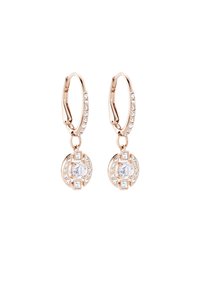 Aros de oro rosa con un colgante circular, que presenta una piedra central clara y acentos cuadrados más pequeños, engastados con cristales tipo pavé.