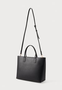 Sort læder tote taske med dobbelte top-håndtag og en aftagelig lang rem. Glat tekstur med guldfarvet hardware og rektangulær form.