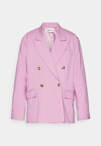 Dobbeltspent blazer i lys rosa linblanding, med gylne knapper, spiss lapel og frontlommer. Glatt innerfôr.