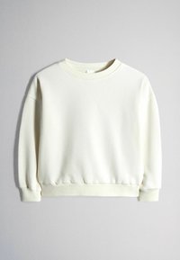 Effen wit crewneck-sweatshirt met lange mouwen, geribbelde boorden en geribbelde zoom op een lichtgrijze achtergrond.