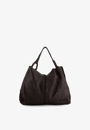 Tmavě hnědá kožená taška typu tote s pletenými rukojeťmi a malými perforovanými detaily ve tvaru hvězdy na těle.