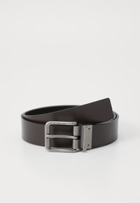 Cintura in pelle marrone con fibbia metallica argento opaco, caratterizzata da una texture liscia e un design minimalista. Include un logo impresso sulla cinghia.