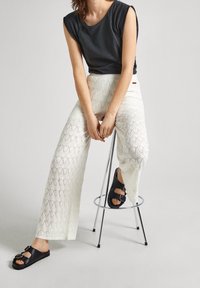 Pepe Jeans Tygbyxor - off-white