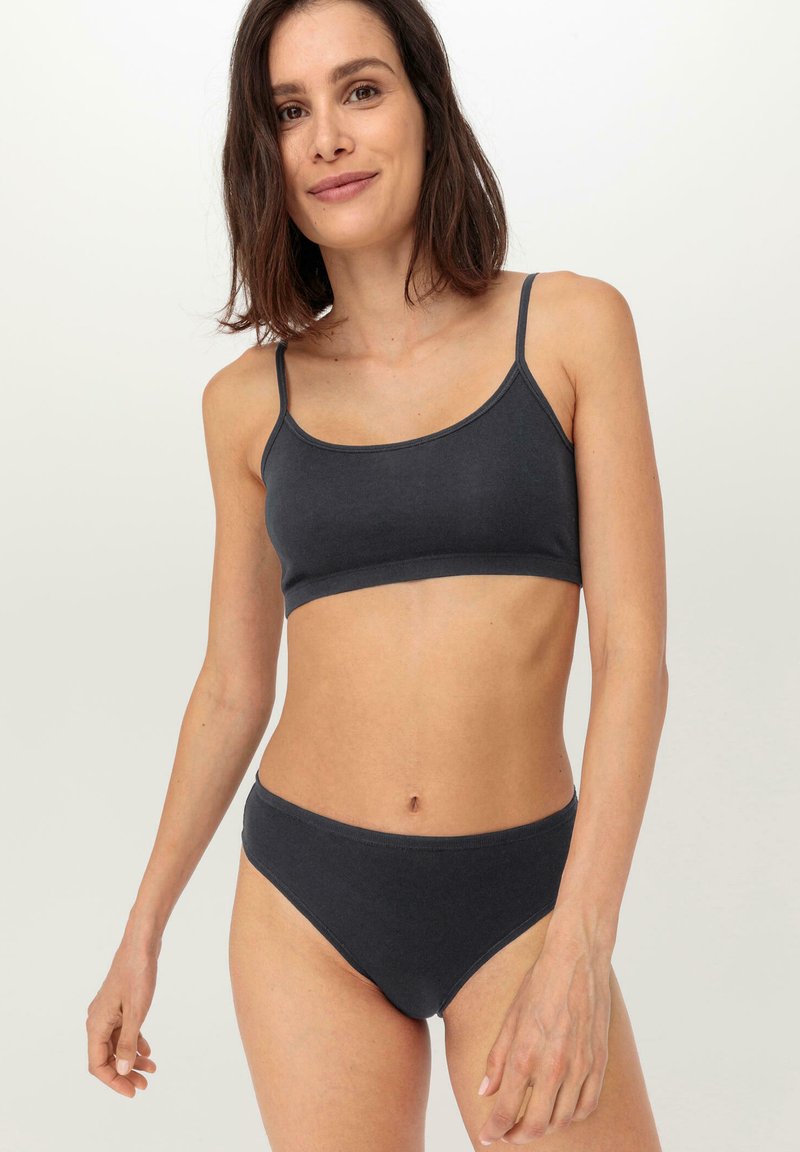 Donkergrijze katoen bralette met dunne bandjes en bijpassende bikini bottoms, met een gladde textuur en een eenvoudig ontwerp.
