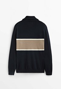 Pull noir à manches longues avec une bande horizontale marron clair bordée de blanc à l'arrière et un col plié.