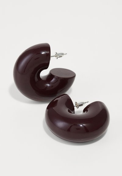 Boucles d'oreilles en résine bourgogne foncé et brillant, en forme de courbes stylisées en "C", dotées d'un fermoir en métal argenté. Texture lisse sur l'ensemble.