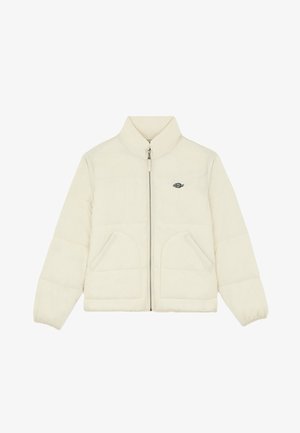 Kremīgi izšūta pūkainā jaka ar augstu apkakli, rāvējslēdzēju un divām priekšējām kabatām. Uz kreisā krūšu apgabala ir neliels logotips.