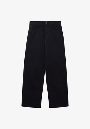 Hoch geschnittene schwarze weite Hosen mit vorderem Knopf und Reißverschluss, Gürtelschlaufen sowie seitlichen und kleinen Münztaschen.