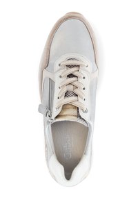 Lichtgrijze sneaker met metallic en textuuraccenten, platte veters, een ritssluiting en een gevoerde inlegzool. Rond toel ontwerp.