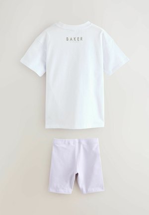 Hvid t-shirt med korte ærmer med "BAKER" trykt i guld på ryggen, parret med lyse lilla shorts lavet af glat stof.